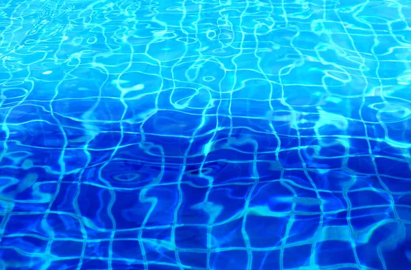 きれいな水のプールの背景写真 — ストック写真