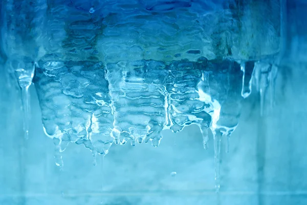 Foto blauw transparant ijspegels — Stockfoto