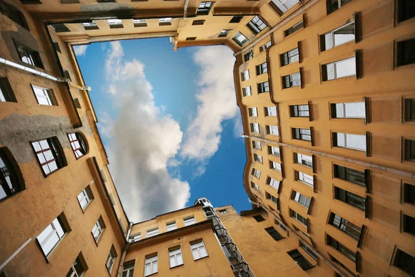 Photo courtyard of the well with the sky — Stock Photo, Image