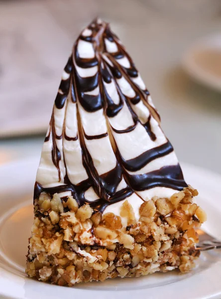 Foto de un pastel de trufa dulce en un café —  Fotos de Stock
