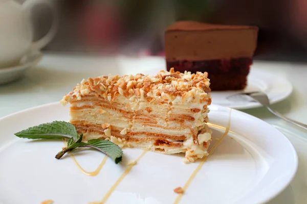 Foto av en söt tryffel tårta på ett café — Stockfoto