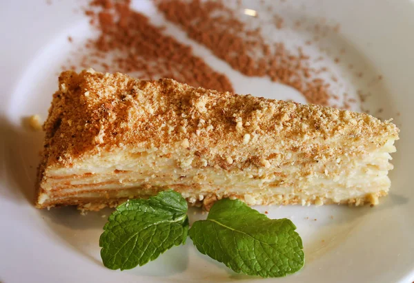 Foto de un pastel de trufa dulce en un café —  Fotos de Stock