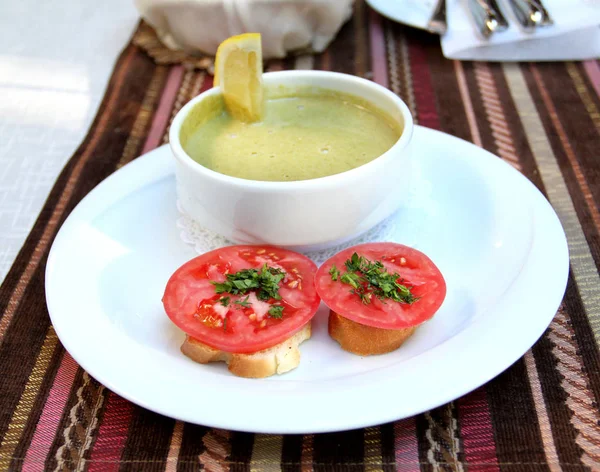 Фото смачного супу зі шпинату — стокове фото
