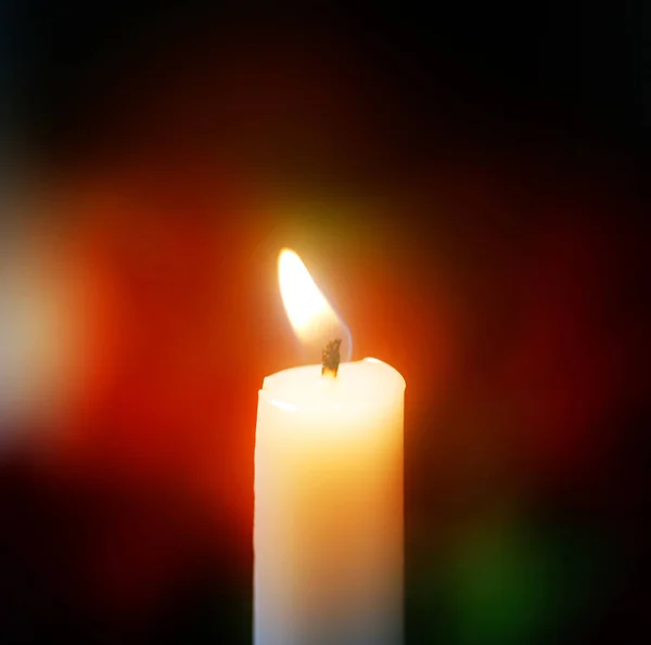 Foto di sfondo con una candela bianca in fiamme — Foto Stock