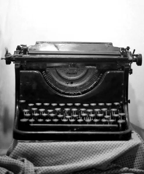 Фоторетро старая пишущая машинка — стоковое фото