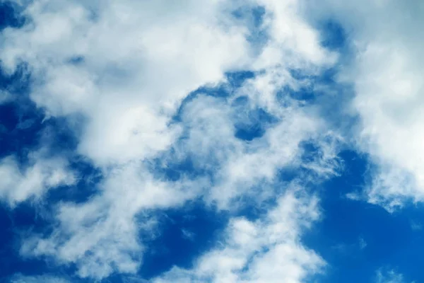 Foto de nubes esponjosas — Foto de Stock