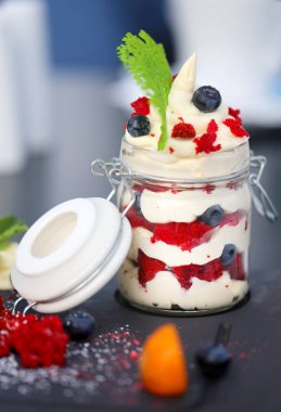 Bir makro peynir tatlı çilek ile fotoğrafı