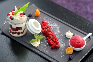 Bir makro peynir tatlı çilek ile fotoğrafı