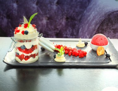 Bir makro peynir tatlı çilek ile fotoğrafı