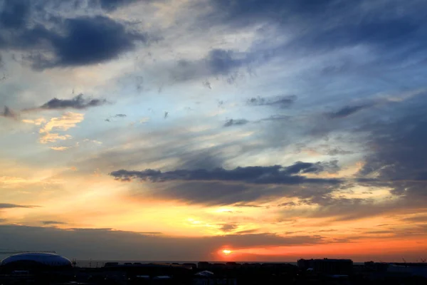 Photo d'un coucher de soleil lumineux sur la mer — Photo