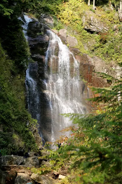 Foto de uma bela grande cachoeira — Fotografia de Stock