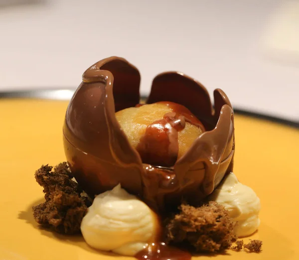 Foto de um bolo de sobremesa de ovo de chocolate macro delicioso — Fotografia de Stock