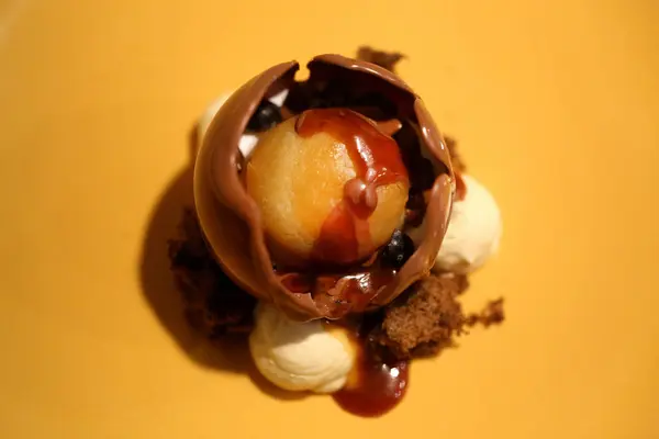 Foto de una macro deliciosa tarta de postre de huevo de chocolate — Foto de Stock