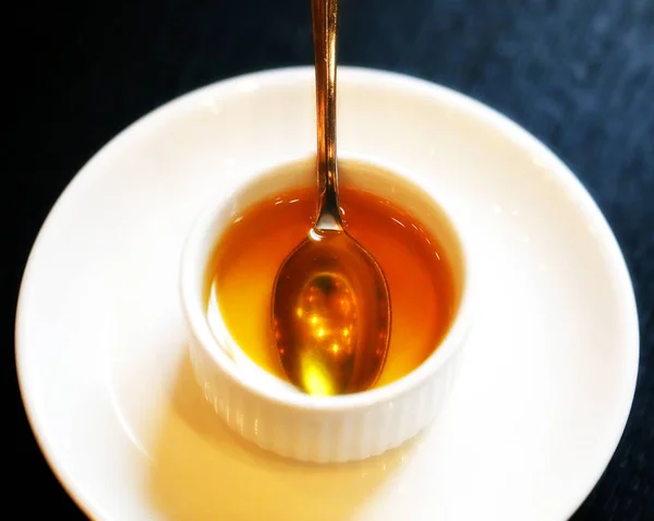 벌 꿀과 매크로 컵의 사진 — 스톡 사진