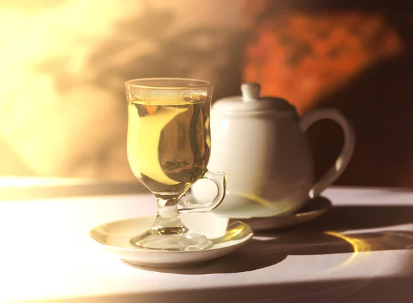 Retro foto van een glas thee en een waterkoker — Stockfoto