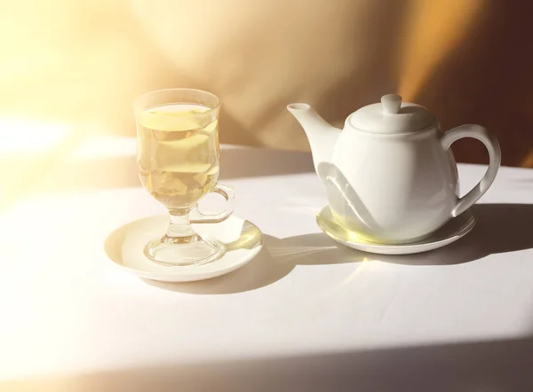 Photo rétro d'un verre de thé et d'une bouilloire — Photo