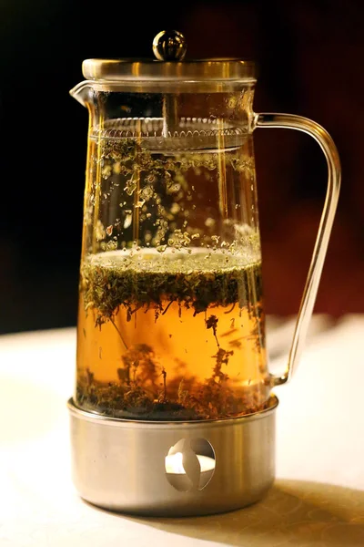 Foto de chá de ervas macro em um bule de chá — Fotografia de Stock