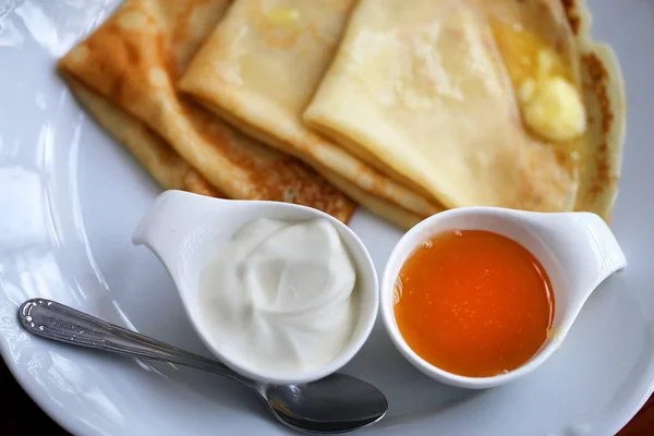 Foto van macro heerlijke Russische pannenkoeken met honing — Stockfoto