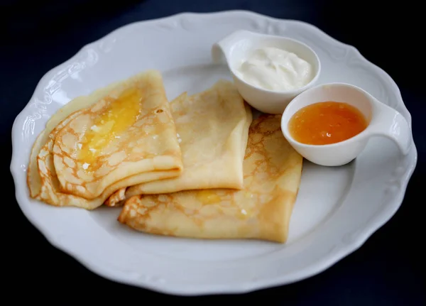 Foto av makro läckra Ryska pannkakor med honung — Stockfoto