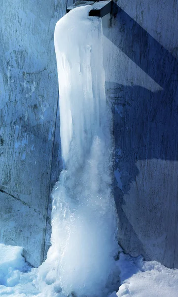 Photo background macro frozen water from a pipe — Stock Photo, Image