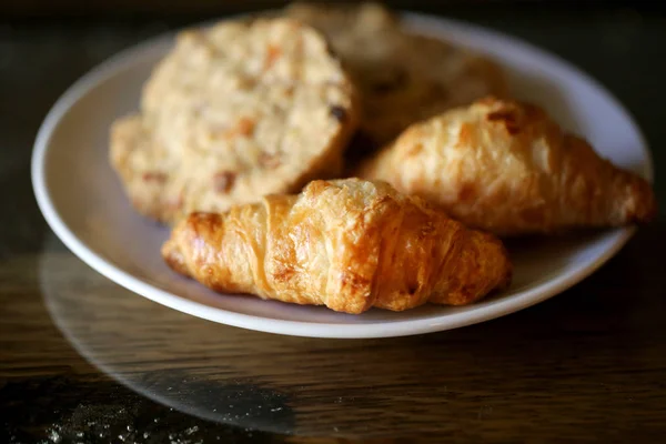 Foto von makro leckeren Croissants und Keksen — Stockfoto