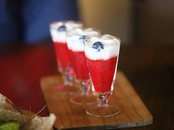 Photo of a delicious alcoholic cocktail with strawberries — Stock Photo, Image