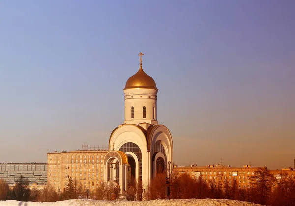 Foto por do sol uma Igreja Ortodoxa em Moscou — Fotografia de Stock