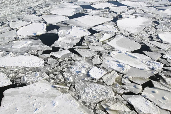 Foto grandes témpanos de hielo en el río —  Fotos de Stock