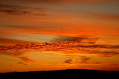 Güzel fotoğraf, bulutlu kırmızı gün batımı.