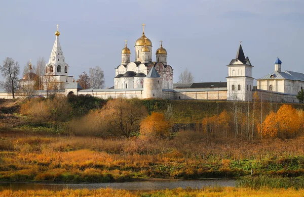 Foto de um antigo mosteiro cristão com cúpulas douradas — Fotografia de Stock