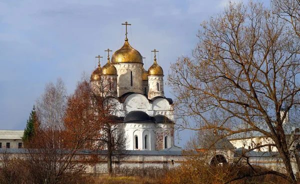 Foto de um antigo mosteiro cristão com cúpulas douradas — Fotografia de Stock