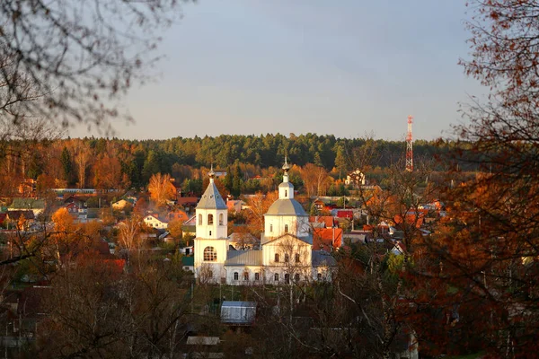 Foto-Ansichten der russischen Stadt von oben mit Kirchen — Stockfoto