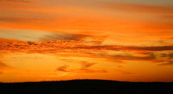 Bella foto tramonto rosso con nuvole paesaggio — Foto Stock