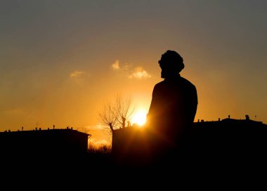 Moskova 'daki bilim adamının anıtıyla güzel bir gün batımı fotoğrafı.