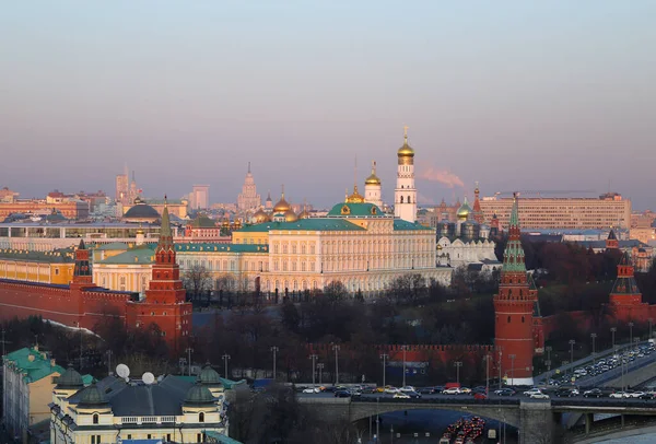 Foto bela vista do pôr do sol do Kremlin de Moscou e catedrais — Fotografia de Stock