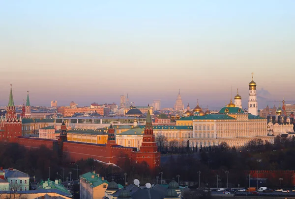 Photo beautiful sunset view of the Moscow Kremlin and cathedrals — Stock Photo, Image