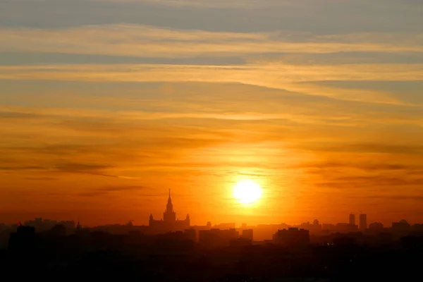 Фото розкішного заходу сонця згори в Москві. — стокове фото