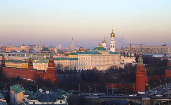 Moskova Kremlin ve katedrallerinin güzel gün batımı manzarası — Stok fotoğraf