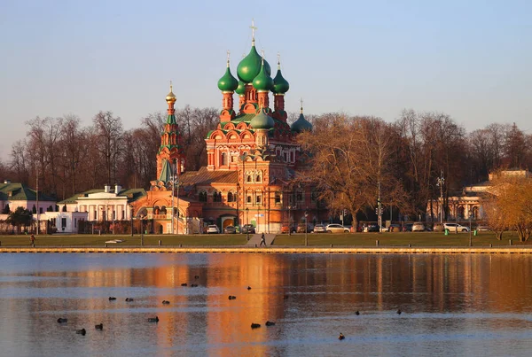 Фото красивой христианской церкви в центре Москвы — стоковое фото