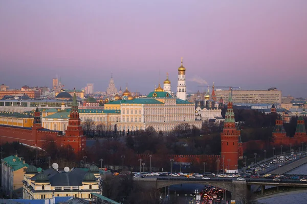 Foto mooi zonsondergang uitzicht op het Moskou Kremlin en de kathedralen — Stockfoto