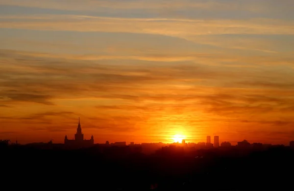 Foto eines wunderschönen Sonnenuntergangs von oben in Moskau — Stockfoto