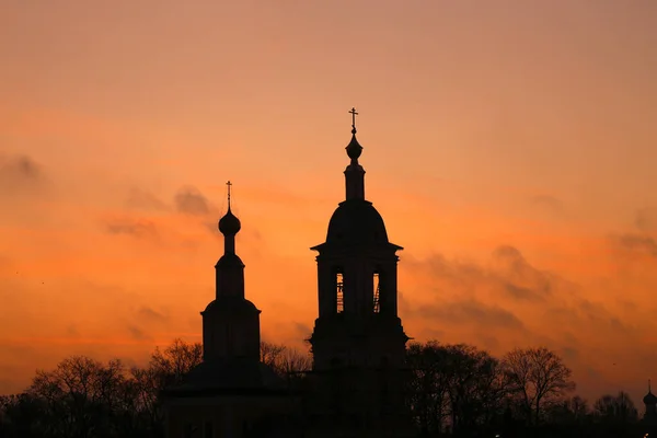 Яркий рассвет фото с облаками с церковью — стоковое фото