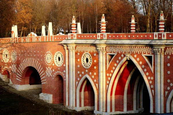 Foto bel ponte gotico nel parco — Foto Stock