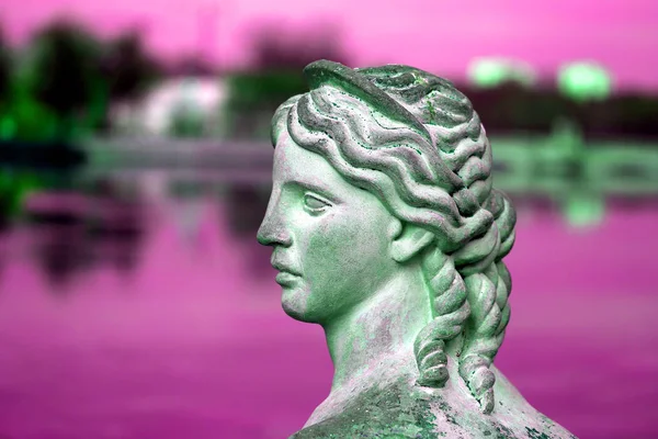 Photo sphinxes girls in the pond of the Royal Park — Stock Photo, Image