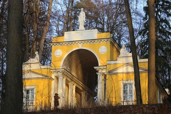Foto gelber Pavillon mit Figuren im Park — Stockfoto