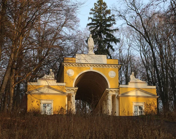 Foto gazebo amarelo com figuras no parque — Fotografia de Stock