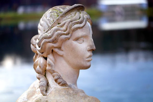 Photo sphinxes girls in the pond of the Royal Park — ストック写真