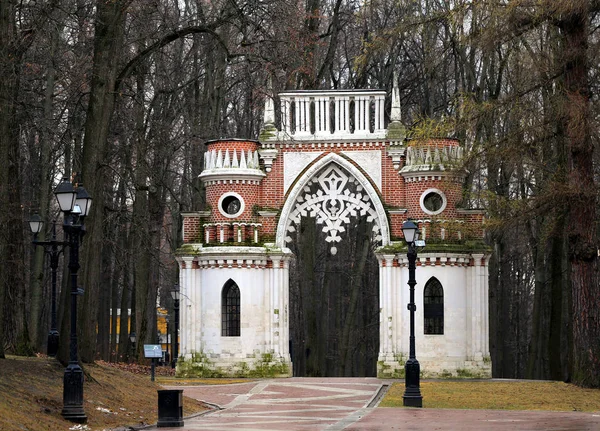 Foto Porta gotica nel Parco di Mosca — Foto Stock