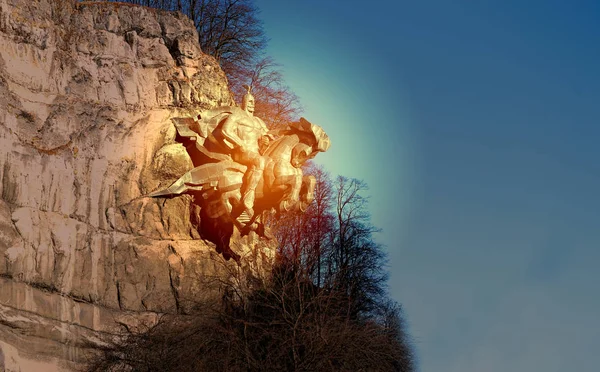 Photo macro monument to a warrior in a rock — Stock Photo, Image