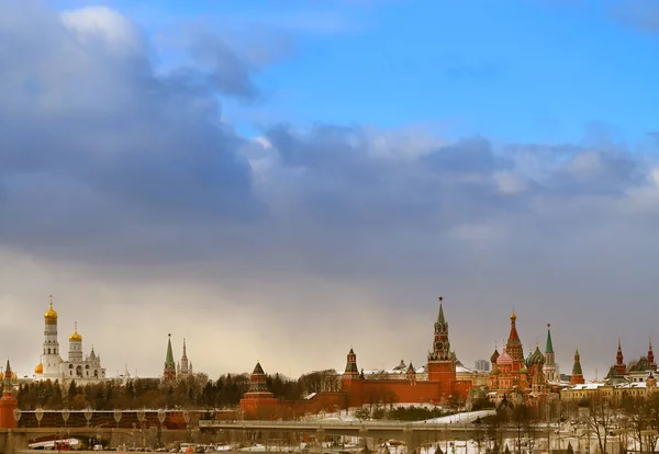 Красивые пейзажные фотографии Московского зимнего Кремля — стоковое фото